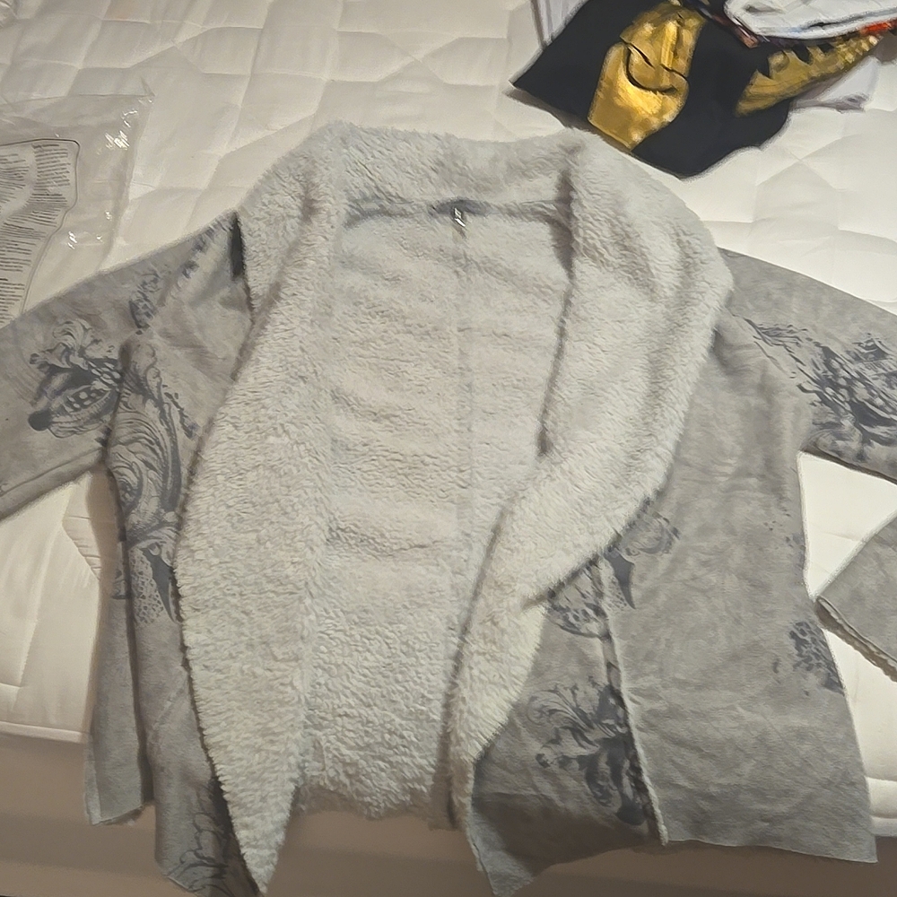 Sweater Jacket- 100% Polyester- VERY SOFT And Warm- Tempo Paris- Size Medium.